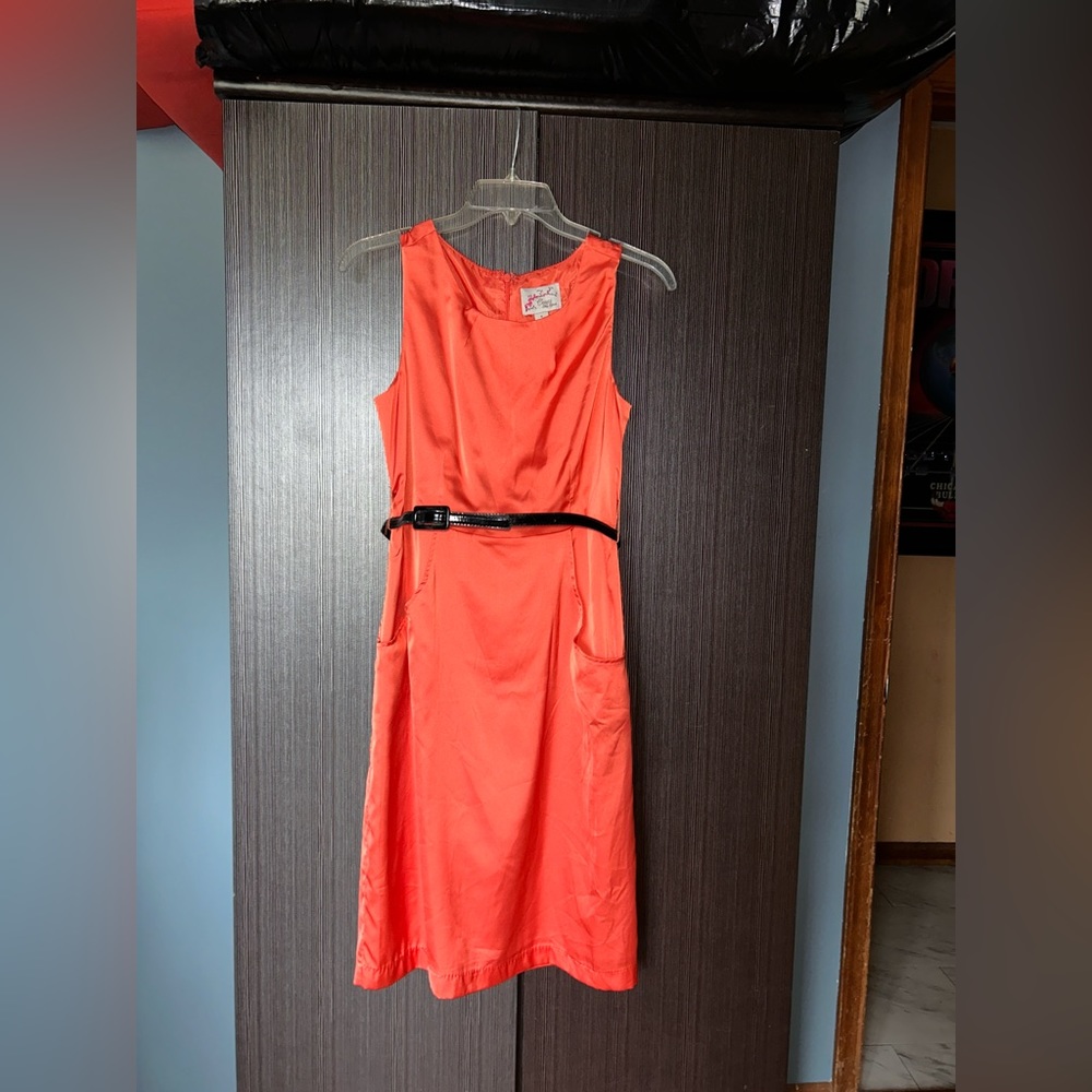 Dress sleeveless has zipper in the back with belt